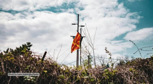 Λεπτές ισορροπίες σε τεντωμένο σχοινί – Ιωάννης Αρμακόλας