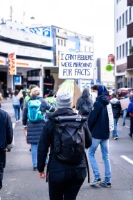 Μέσα Κοινωνικής Δικτύωσης και Δημοκρατία: Ελευθερίες και Απειλές – Tριαντάφυλλος Καρατράντος